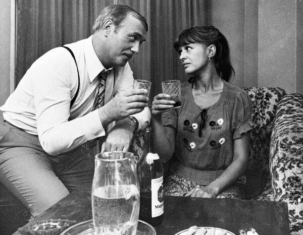 Неелова и Куравлев в фильме Дамы приглашают кавалеров Неелова и Куравлев в фильме Дамы приглашают кавалеров - Sputnik Беларусь