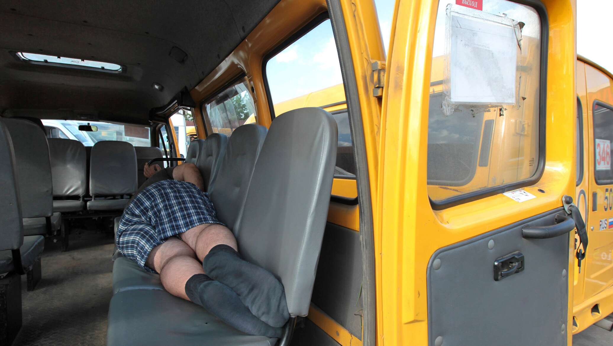Поездка в маршрутном такси. Сон в микроавтобусе. Водитель газели. Спящий водитель автобуса.