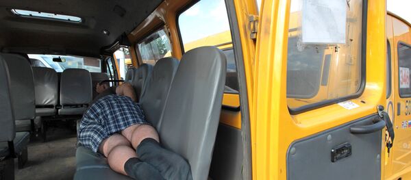 Водитель маршрутного такси спит в салоне. - Sputnik Беларусь