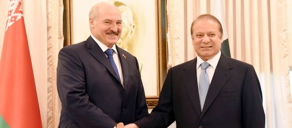 Президент Беларуси Александр Лукашенко и премьер-министр Пакистана Наваз Шариф, архивное фото - Sputnik Беларусь