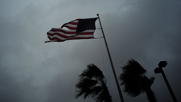 Американский флаг, поврежденный ураганом Мэтью - Sputnik Беларусь