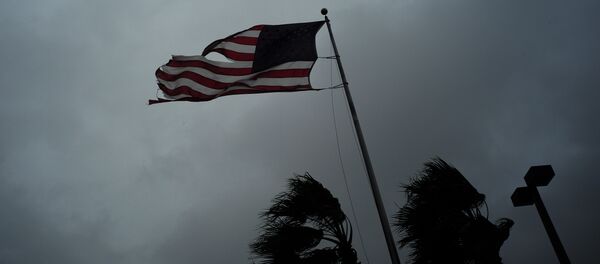 Американский флаг, поврежденный ураганом Мэтью - Sputnik Беларусь