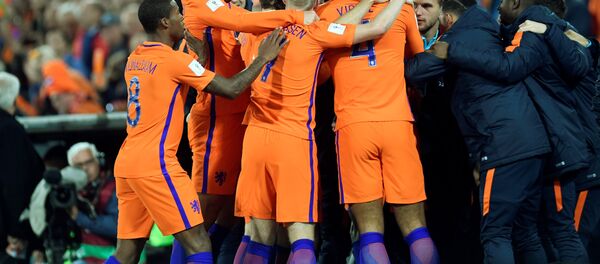Футболисты сорной Нидерландов празднуют гол в ворота команды Беларуси - Sputnik Беларусь