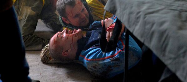 Корреспондент Sputnik оказывает первую помощь условному пострадавшему - Sputnik Беларусь