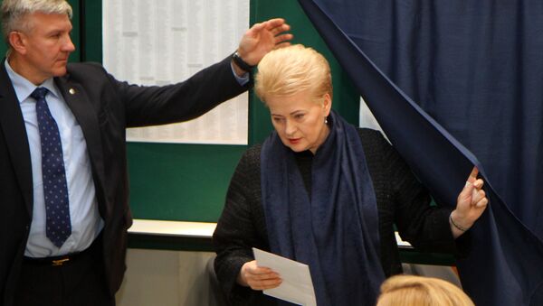 Президент Литвы Даля Грибаускайте на голосовании в парламент - Sputnik Беларусь