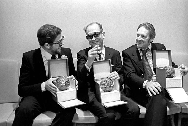 Кинорежиссеры (слева направо) Этторе Скола (Италия), Акиро Куросава (Япония) и Анджей Вайда (Польша) с призами IX Московского кинофестиваля 1975 года. - Sputnik Беларусь