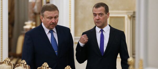 Председатель правительства РФ Дмитрий Медведев (справа) и премьер-министр Беларуси Андрей Кобяков - Sputnik Беларусь