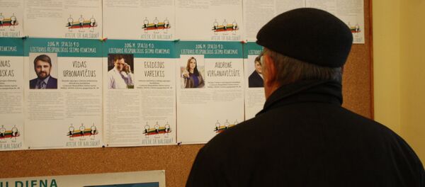 Избиратель знакомится с информацией о кандидатах - Sputnik Беларусь