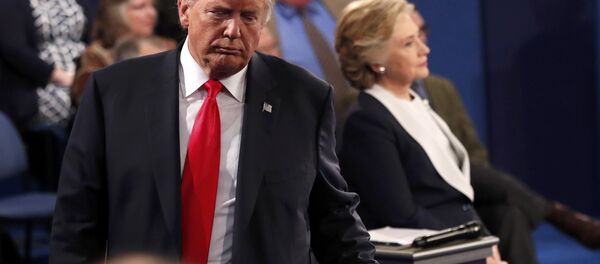 Дональд Трамп во время дебатов с Хиллари Клинтон - Sputnik Беларусь