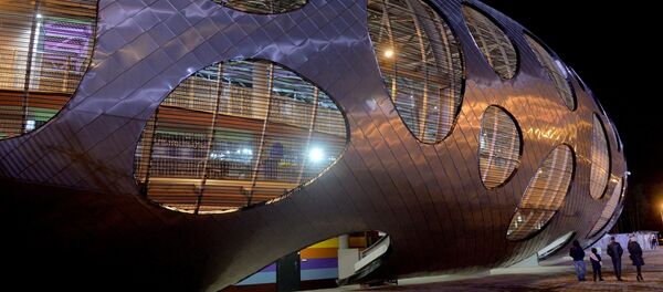 Возле Борисов-Арены пока немноголюдно, но до матча еще 45 минут - Sputnik Беларусь