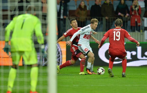 Александр Глеб у ворот сборной Люксембурга Александр Глеб у ворот сборной Люксембурга - Sputnik Беларусь