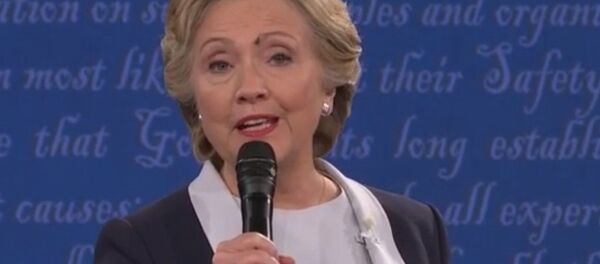 Муха сел на лицо Хиллари Клинтон во время теледебатов - Sputnik Беларусь