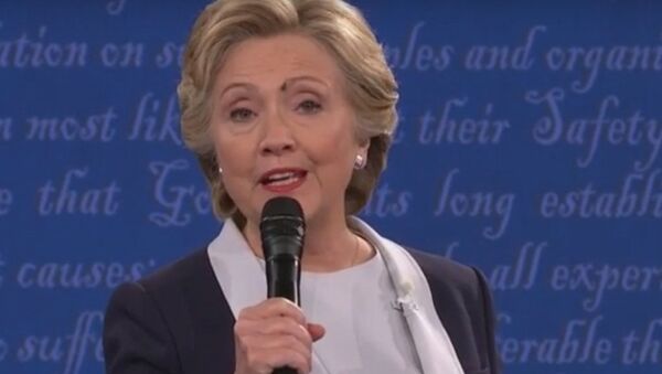 Муха сел на лицо Хиллари Клинтон во время теледебатов - Sputnik Беларусь