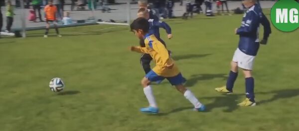 Игру футбольного вундеркинда сняли на видео - Sputnik Беларусь