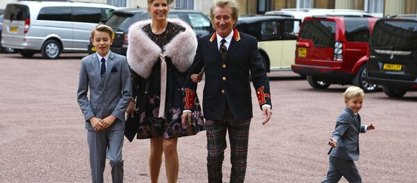 Род Стюарт с семьей в Букингемском даорце Род Стюарт с семьей в Букингемском даорце - Sputnik Беларусь