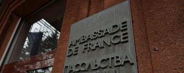 Табличка на Посольстве Франции в Минске - Sputnik Беларусь