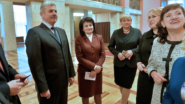 Генерал Валерий Гайдукевич и женщины-депутаты - Sputnik Беларусь