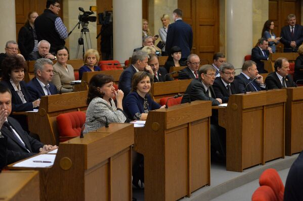 Многие депутаты 5-го созыва переизбраны и заняли свои привычные места - Sputnik Беларусь