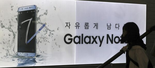 Женщина у фирменного магазина Samsung в Южной Корее - Sputnik Беларусь