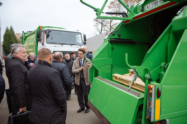 Мусоровоз позволяет уплотнять крупногабаритные предметы Мусоровоз позволяет уплотнять крупногабаритные предметы - Sputnik Беларусь