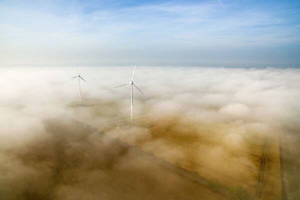 Ветряные мельницы в утреннем тумане - Sputnik Беларусь