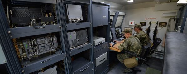 Мобильный штаб в наземном многофункциональном модуле помех Красуха - 4 во время тактико-специальных занятий - Sputnik Беларусь