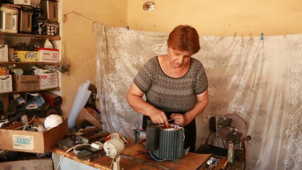 Не женское занятие: жительница Евлаха ремонтирует моторы своими руками - Sputnik Беларусь