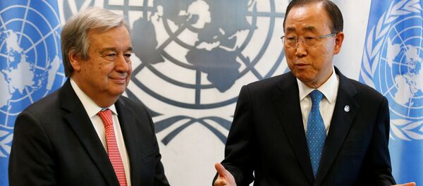 Старый и новый генсекретари ООН: Антониу Мануэл ди Оливейра Гутерриш и Пан Ги Мун - Sputnik Беларусь