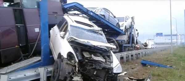 Пассажирский автобус Москва-Ереван врезался в стоящий на дороге грузовик-автовоз - Sputnik Беларусь