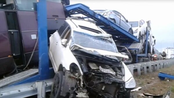 Пассажирский автобус Москва-Ереван врезался в стоящий на дороге грузовик-автовоз - Sputnik Беларусь