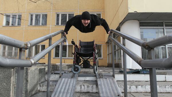 Установка первого в Московской области пандуса для инвалидов в микрорайоне Заря города Балашихи - Sputnik Беларусь