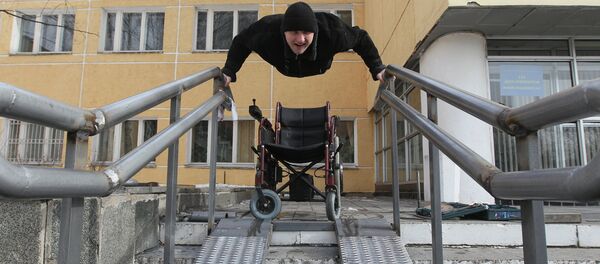Установка первого в Московской области пандуса для инвалидов в микрорайоне Заря города Балашихи - Sputnik Беларусь