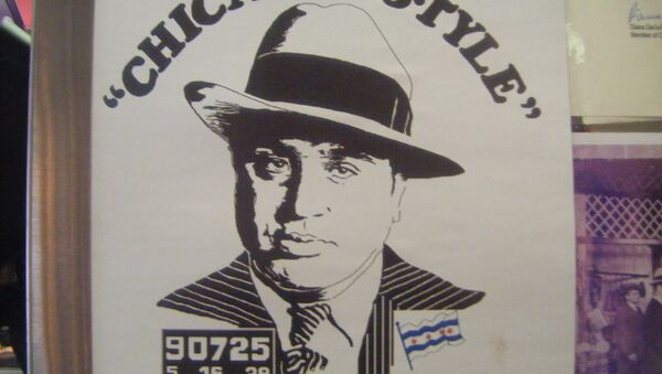 Плакат в Чикаго с портретом Аль Капоне - Sputnik Беларусь