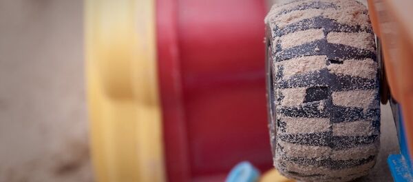 Игрушки в песочнице Игрушки в песочнице - Sputnik Беларусь