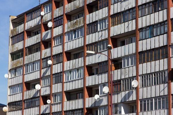 Спутниковые тарелки на фасаде здания в Бресте - Sputnik Беларусь