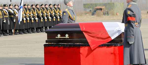 Тело президента Польши Леха Качиньского, погибшего в результате авиакатастрофы в Смоленской области, отправлено в Варшаву - Sputnik Беларусь
