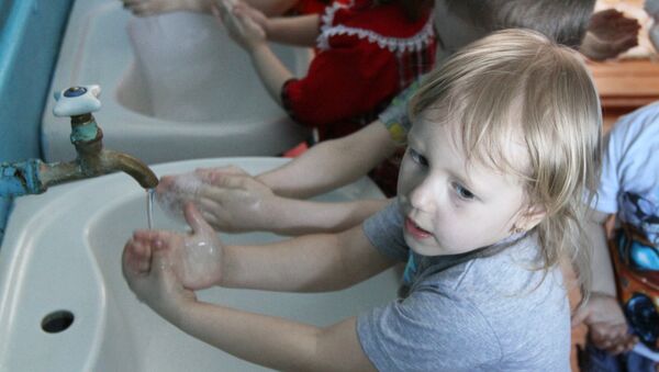 Дети моют руки перед обедом - Sputnik Беларусь