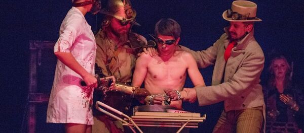 Фокусника на глазах у зрителей заковали в железные цепи - Sputnik Беларусь