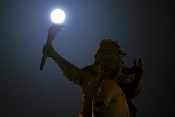 Полная луна поднимается над Статуей Мучеников - Sputnik Беларусь