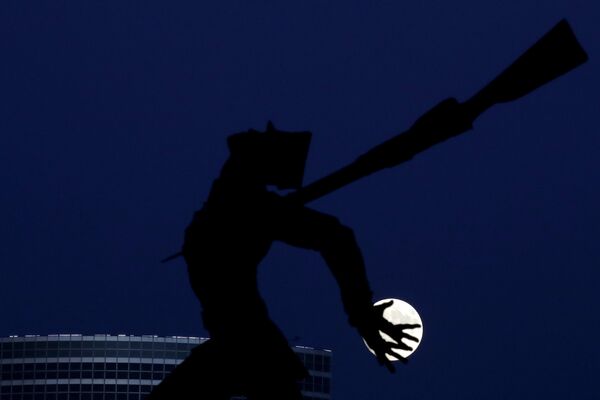 Луна и статуя, посвященная жертвам Катыни - Sputnik Беларусь