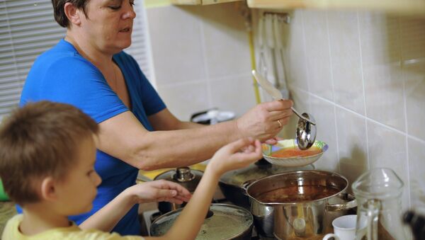Мать разливает по тарелкам суп - Sputnik Беларусь