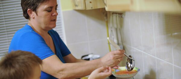 Мать разливает по тарелкам суп - Sputnik Беларусь