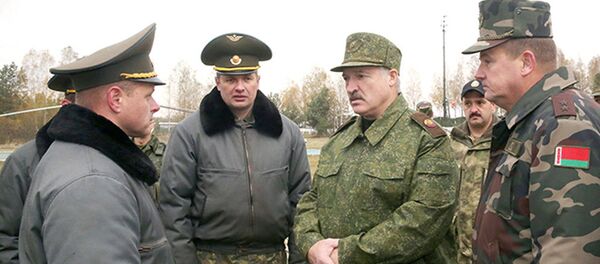 Президент Беларуси Александр Лукашенко во время посещения Обуз-Лесновского полигона, 19 октября 2016 года - Sputnik Беларусь