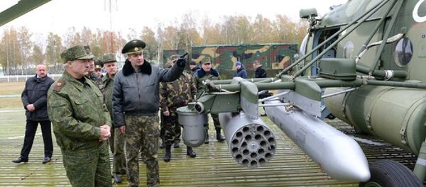 Лукашенко показали вертолеты Ми-8 Лукашенко показали вертолеты Ми-8 - Sputnik Беларусь