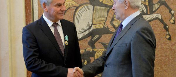 Посол России Александр Суриков вручил вручил председателю Палаты представителей Национального собрания Беларуси Владимиру Андрейченко орден Дружбы - Sputnik Беларусь