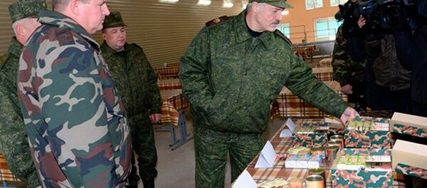 Президент Беларуси Александр Лукашенко во время посещения Обуз-Лесновского полигона, 19 октября 2016 года - Sputnik Беларусь