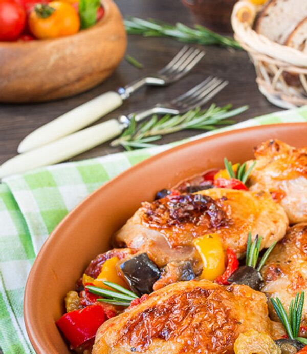 Курица, запеченная в перечно-баклажанном соусе Курица, запеченная в перечно-баклажанном соусе - Sputnik Беларусь