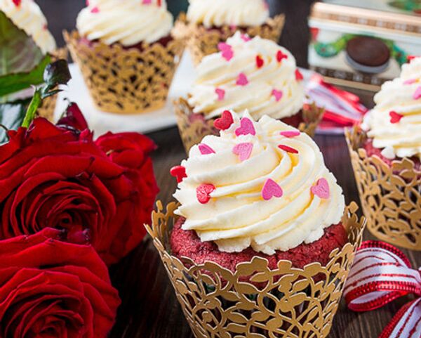 Капкейки Красный бархат с кремом из сливочного сыра Капкейки Красный бархат с кремом из сливочного сыра - Sputnik Беларусь