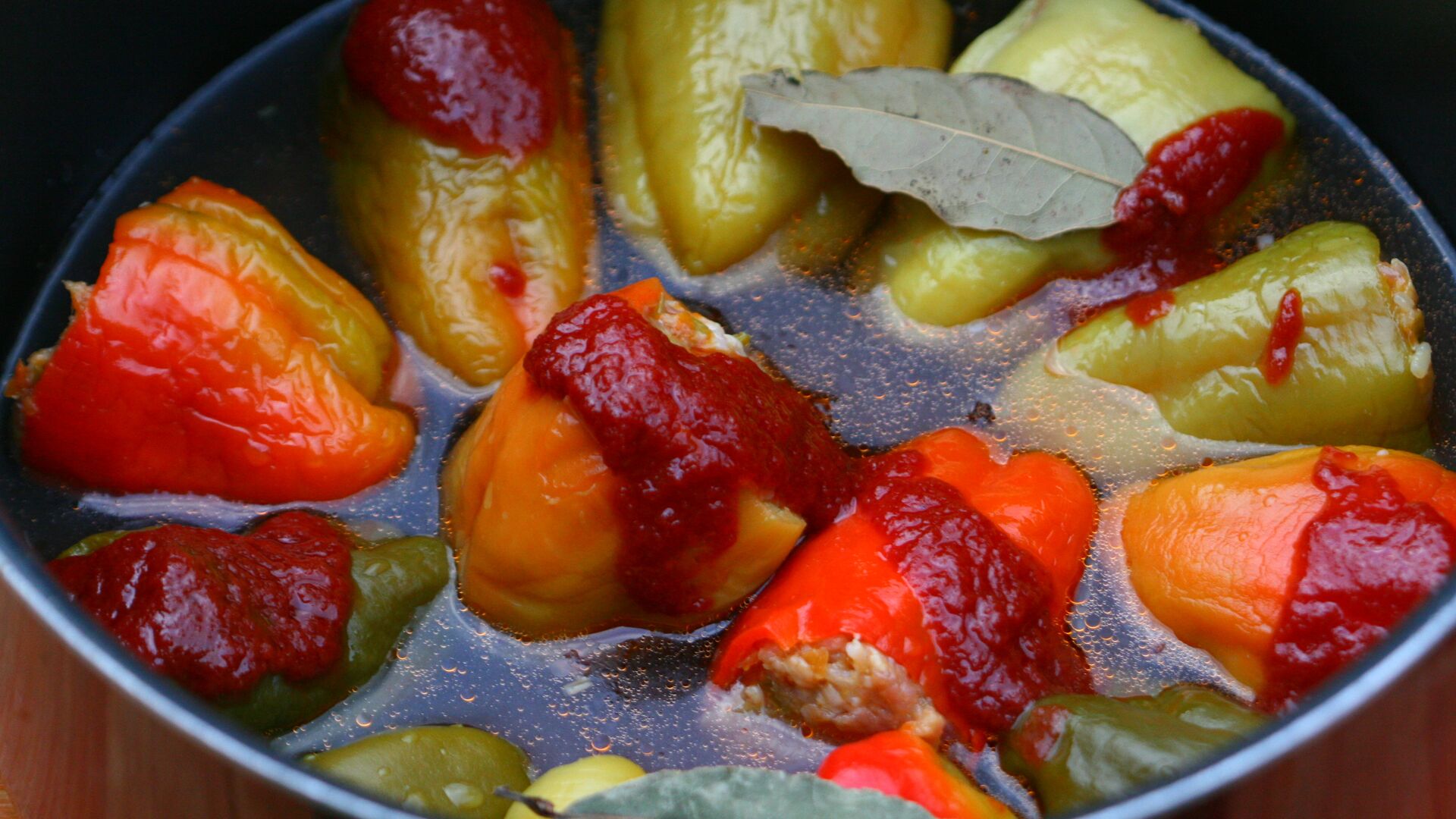 Перец, фаршированный овощами, на зиму