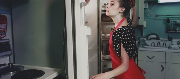 Если вы решили похудеть, не заглядывайте в холодильник слишком часто - Sputnik Беларусь